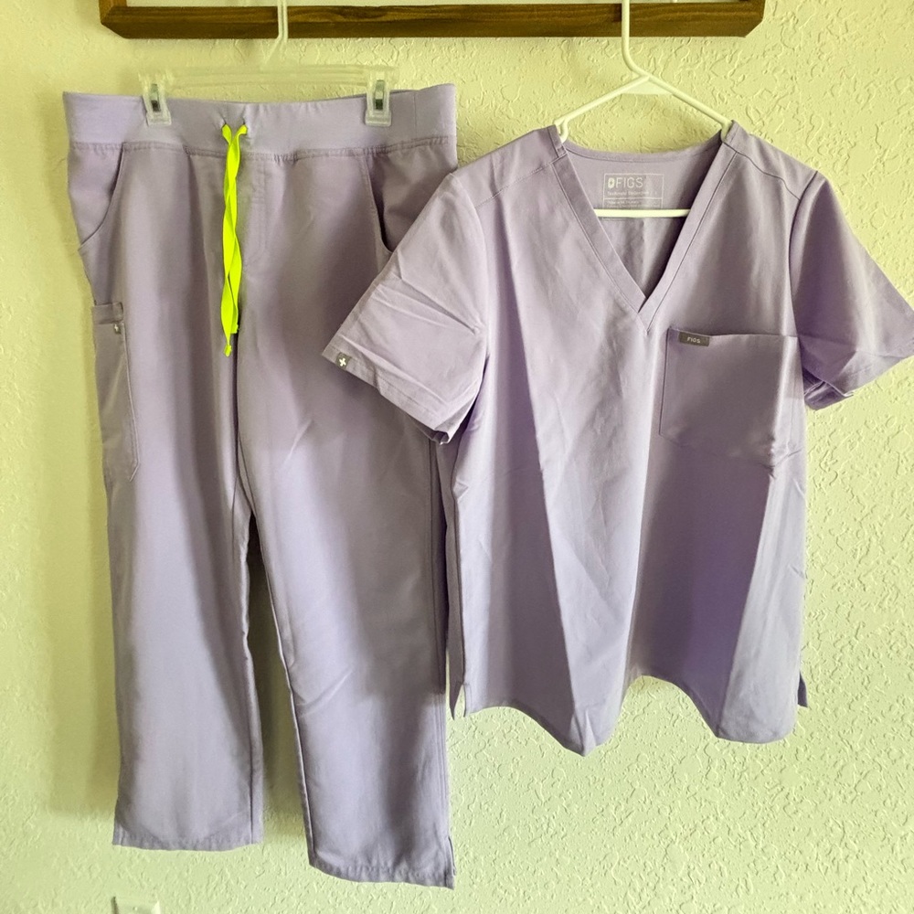 Figs Lavendar Dew scrubs size large